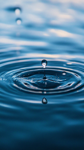 水滴落入平静水面