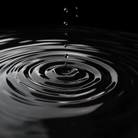 黑色水面柔和波纹反射