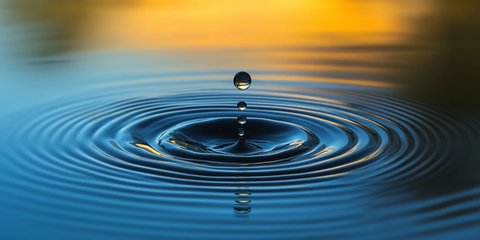 水滴落入平静湖面