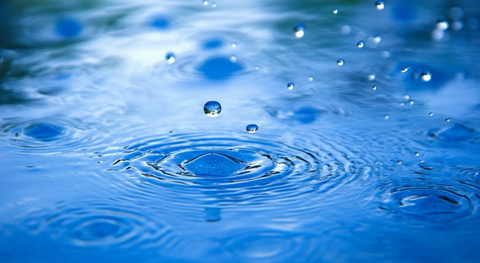 雨滴落海水面涟漪