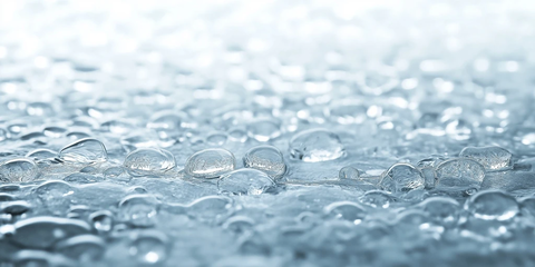 水面漂浮均匀小冰块