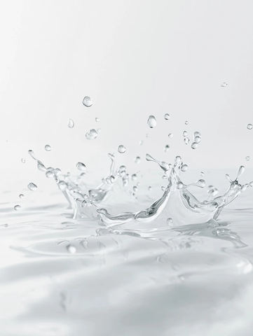 纯白背景水滴飞溅