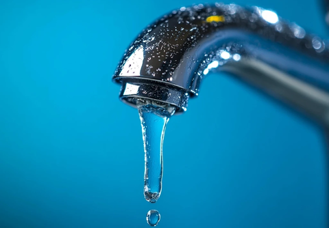 水滴落水龙头蓝色背景