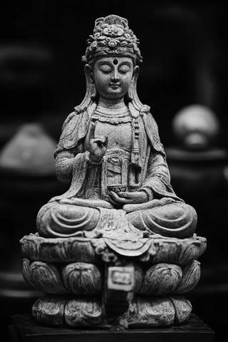 一尊传统风格的菩萨雕像