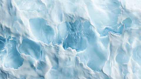 冰霜覆盖的雪晶与冰裂纹