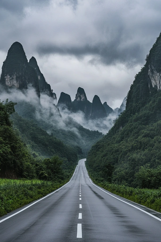 山间云雾缭绕的公路风景