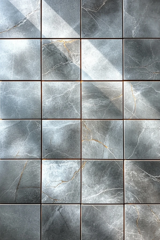 光滑灰色地板瓷砖反射光线