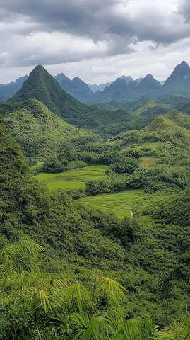 山间田野风光的全景图