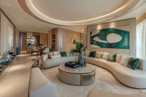 曲形沙发与绿色墙艺客厅