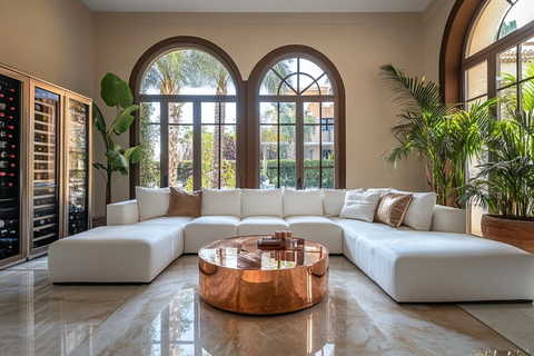 白色沙发铜色茶几酒柜