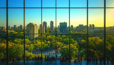 透过落地窗看城市景观和人群