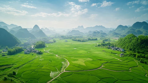 航拍山间广阔稻田的自然田园风光