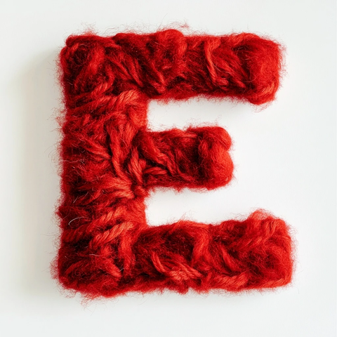 红毛线拼成字母