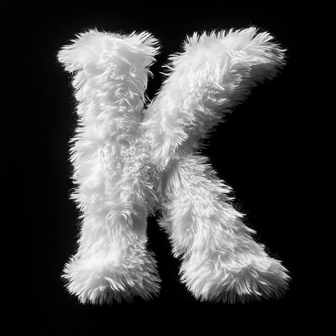 白色毛绒填充优雅字母