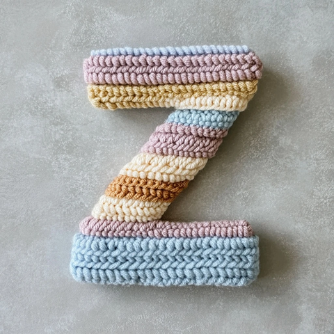 针织字母柔和色彩自然质感