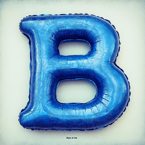 蓝色充气床垫字母悬浮