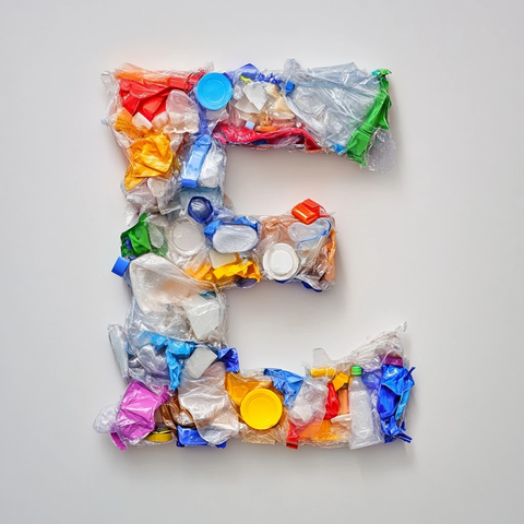 塑料碎片拼贴字母