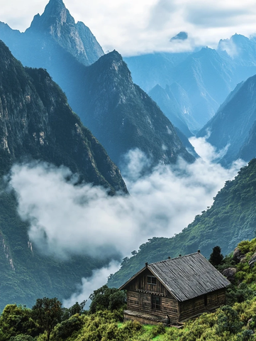 山间小屋云雾缭绕的壮丽自然风景