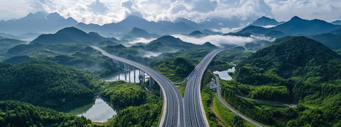 山间高速公路的壮阔景象