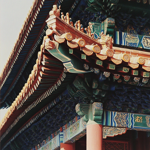 古建筑飞檐上的精美装饰细节