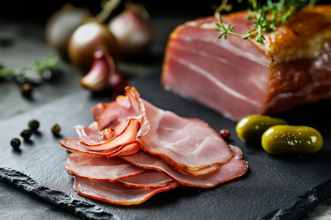 薄切卷曲火腿配腌菜黑石板
