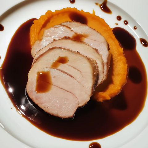 猪里脊片配胡萝卜泥与浓汁