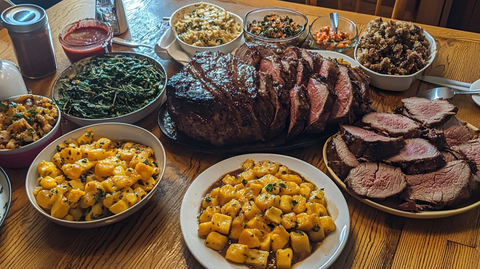 鹿肉烤肉与多款配菜