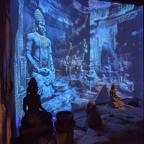 室内佛像雕塑展示及背景投影画面