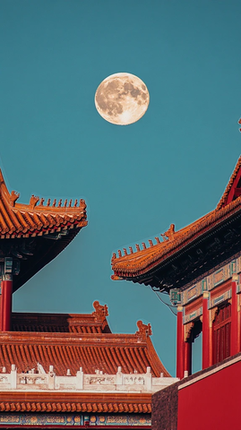 古建筑屋顶上方的明月夜景