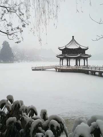 雪中的湖畔古亭尽显中式建筑之美