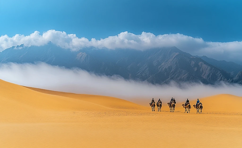 沙漠中骑骆驼的队伍远景画面