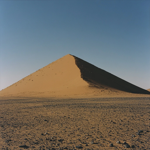 沙漠中的金字塔形沙丘鸟瞰图