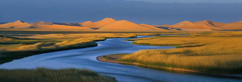 沙漠中蜿蜒河流的壮阔自然风光