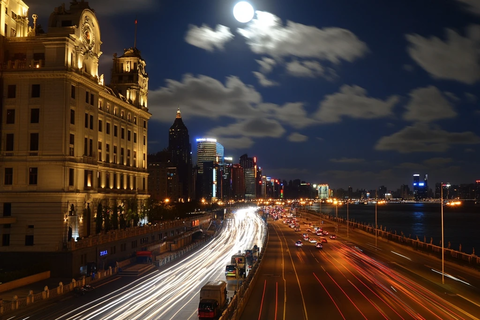 月光下城市公路车流的夜景长曝光照片