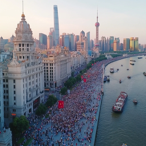 上海外滩人潮涌动的壮观景象