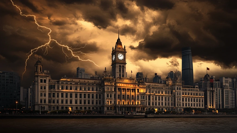 乌云闪电下的宏伟钟楼建筑夜景