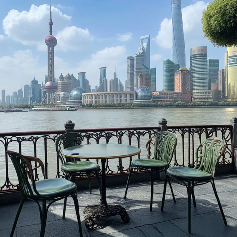 上海外滩边的桌椅与城市天际线相映成趣