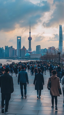 东方明珠下人头攒动的城市步道