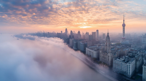 晨雾中的城市天际线全景