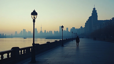 江边城市步道上有人在行走的剪影画面