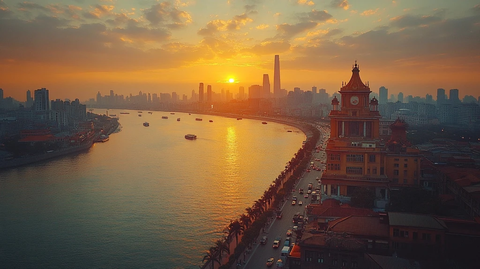 夕阳下的城市河流及沿岸建筑景观