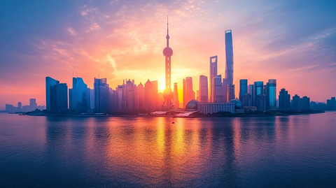 上海外滩城市建筑群的黄昏全景