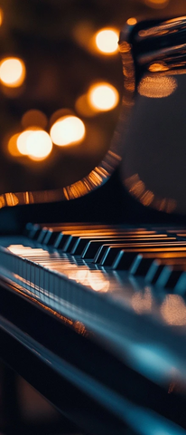 钢琴键盘特写光影交错