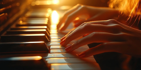 钢琴演奏者手指细节特写