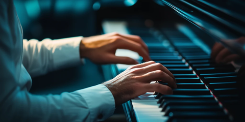 男子双手弹钢琴特写