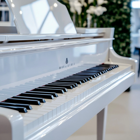 白色钢琴远程拍摄高质量照片
