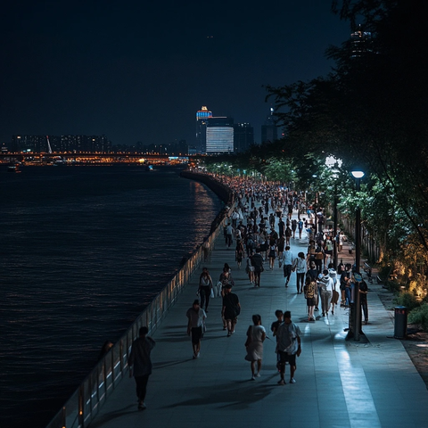 夜晚水边步道上有许多人在散步