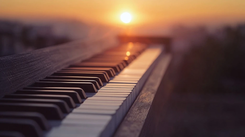 日落光影中的老式钢琴