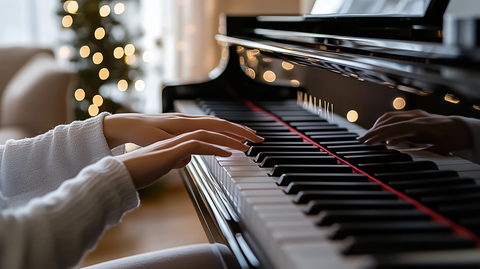 钢琴家演奏优雅手势