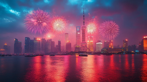 城市夜景中绽放绚丽多彩的烟花